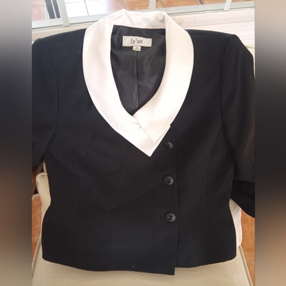 Le Suit Women's Black Blazer with White Collar